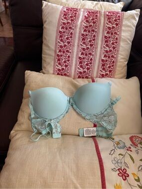 Calvin Klein Light Blue Lace Push-Up Bra pre loved 32C